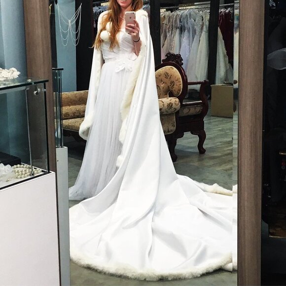 Long satin cape with faux fur trim and long train for wedding, white & ivory - Picture 1 of 1
